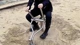 小姐姐在沙堆上玩挖掘机