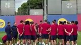 巴萨训练场全员列队欢迎德容归来
