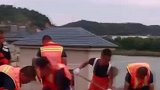 消防员和当地干部群众一道紧急筑千米长堤抗击洪水