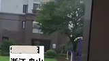 男子台风天帮媳妇取快递，快递柜一查后悔没拿麻袋