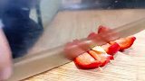 茄子切成小丁，加入2个鸡蛋，没想到这么好吃，全家人都吃不够