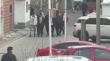 习俗，大街上见了长辈要行跪拜礼，这么一大群属实有点吓人！