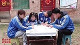短剧：小伙伴们用锅底灰恶整洋洋，被抹成大花脸的洋洋真搞笑