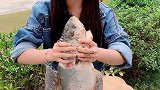 老婆你太狠了吃这个，被说丑让她瞬间尴尬了