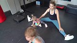妈妈带女儿练瑜伽，用大球保持平衡，女儿显然还不行！