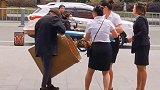 老人拿走未拆封的快递，街头上演抢快递大战。