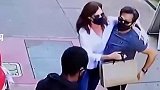 非裔男子尾随游客发动袭击 华裔店主路见不平，掀起衣服亮手枪将其吓退