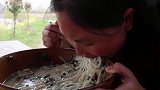 胖妹嘴馋吃河鲜面，这吃相太爽了，吃面就是要大口吃