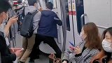 两位男子正在争夺门口的位置