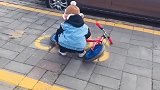 孩子天真无邪的世界，这车停的没毛病，我不应该去阻挡！