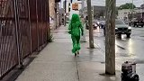 穿上这衣服要掉草丛里，用放大镜都找不到