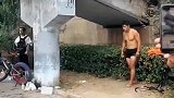 小伙挑战高难飞跃抓吊环，这气势势不可挡