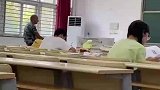 工人在学校干活太热了，便来到教室吹了会空调
