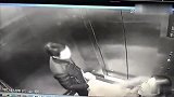两中年男女电梯内打情骂俏 网友：这都下得去嘴！