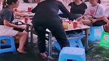 在水里摆宴，也要注意凳子别被水流冲走了哦