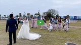 新娘扔捧花时的一句祝福，让伴娘们“吓跑”，网友这么恐婚