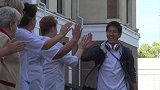 干巴嘚！日本球员出发训练 当地工作人员用日语来加油打气