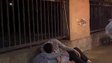 路人在街头遇到两位离家流浪的男子