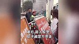 女子心情差追打狂扇80岁乞讨老人，路人看不惯出手了，结局极度舒适