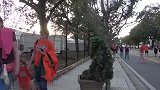 假扮草人故意向路人伸手，路人非常的害怕