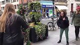 街头草人恶作剧，男子假扮成草人吓路人，美女非常害怕