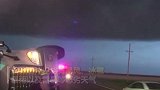 38场龙卷风席卷美国中西部：飞沙走石 货车被掀翻