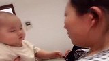 宝宝不听话，被妈妈教训，委屈巴巴表情太逗了！
