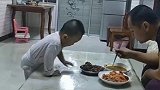 宝宝叼走一块肉，最后却发生这一幕，眼神好无辜