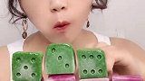 爱吃冰的小姐姐，骰子冰块吃的太香太馋人，是吃货向往的生活