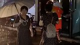 中考第一天结束突遇强降雨，消防员公主抱护送考生回家