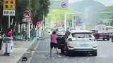 夫妻大街上吵架，丈母娘赶到现场砸了女婿的车