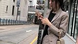 街头偶遇姑娘,气场真是十分强大,最后一笑真是太迷人了!
