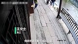 老板湖边直播跌落入水，员工争相跑来“打捞”：拉上来后都笑了