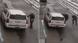 美国：警察将嫌疑人带回警局，打开车门时遭嫌犯开枪射击