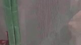 男孩发烧怕传染妈妈和妹妹，堵门执意独自隔离
