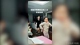 姐姐练拉丁舞的时候被妹妹抢镜 这表情也太到位了