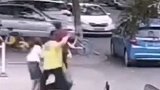 宁夏银川一女子和快递员起争执打斗，老公儿子全加入，最后老公道歉说……