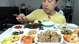 韩国大叔的一顿饭猪肉、烤鱼、大酱汤