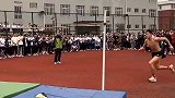 男生跳高打破学校20年的纪录，全场沸腾欢呼庆祝