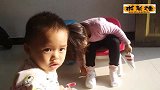 妈妈在家带娃，让大女儿自己穿鞋子，也不帮小孩穿一下