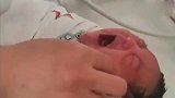 护士给新生婴儿擦洗，马上就抱给妈妈了，心疼宝宝大哭不止