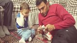 爸爸光顾玩手机不理娃，宝宝骚扰无效立马出绝招，爸爸已招架不住