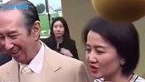 梁安琪突然凑近何鸿燊撒娇求亲亲，谁注意赌王的反应？感情一目了然