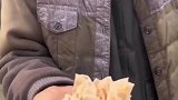 儿媳妇爱吃花生米，公公竟席间暗中打包回家