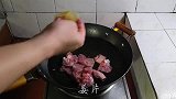 来道下饭菜，苦瓜焖排骨，淋上点汤汁饭扒光，太美味了