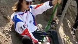 一个美女钓鱼，却引来无数男同胞围观，场面特别的壮观！