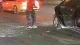担心他人安全，等红灯期间，男子下车清理路上碎石