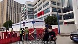 网曝疑似辛巴复出派保安封路，市民通行受阻，颇有怨言