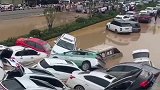 灾后的郑州隧道里漂出太多的车，但愿每一辆车里都没人