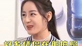 情侣在拍照，单身的热巴在拍墙迪丽热巴